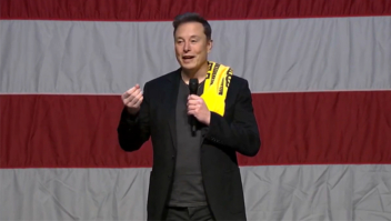 Musk é alvo de críticas por oferecer prêmios a eleitores registrados; especialista fala em compra de voto