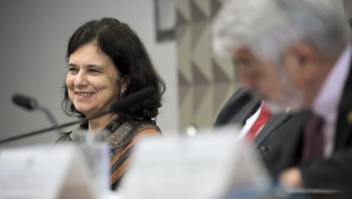 Ministra da Saúde diz que não pôde tirar fotos com neto em estádio por excesso de propagandas de bets