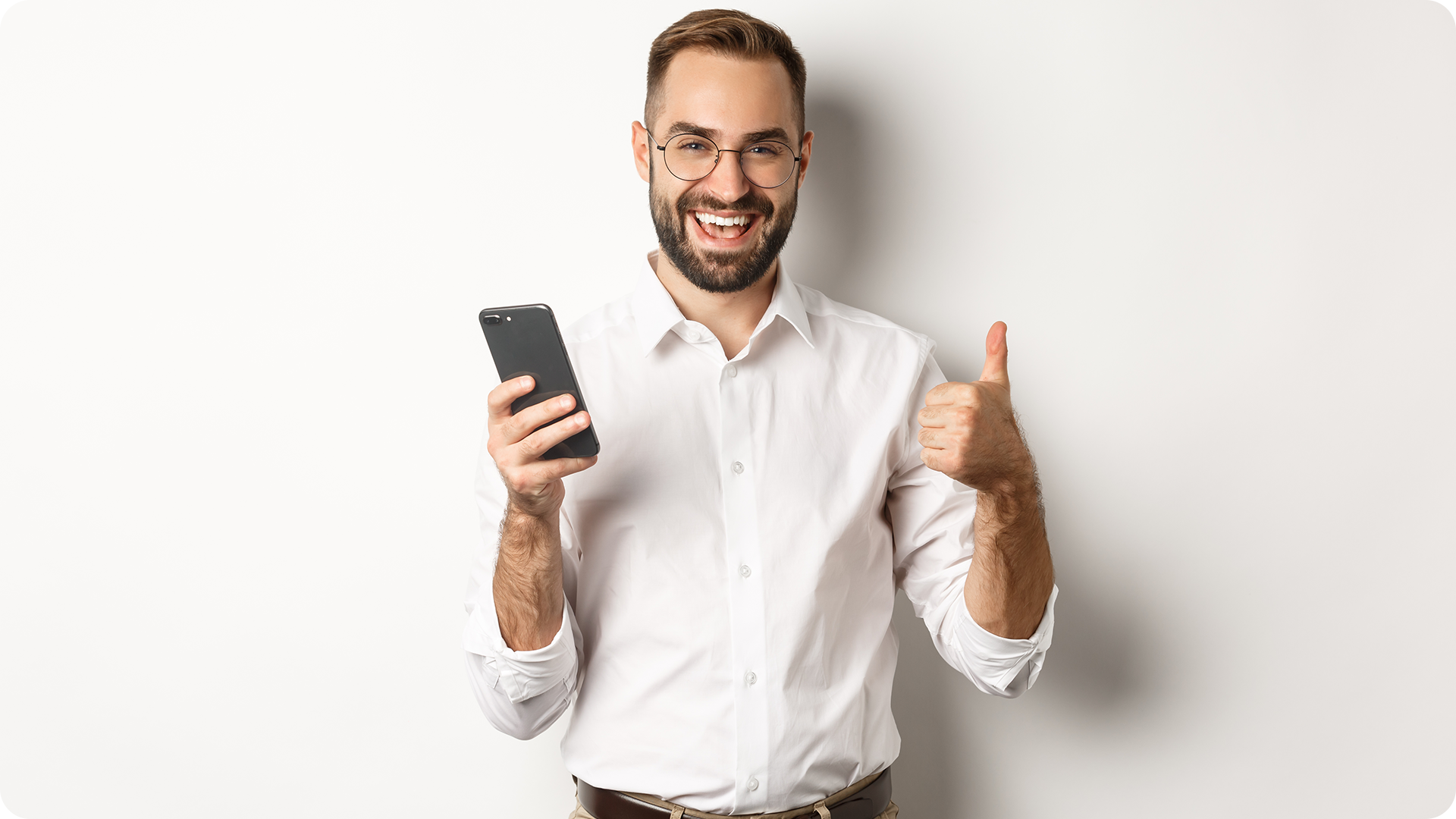 homem com celular na mão sorrindo e fazendo sinal positivo com a mão