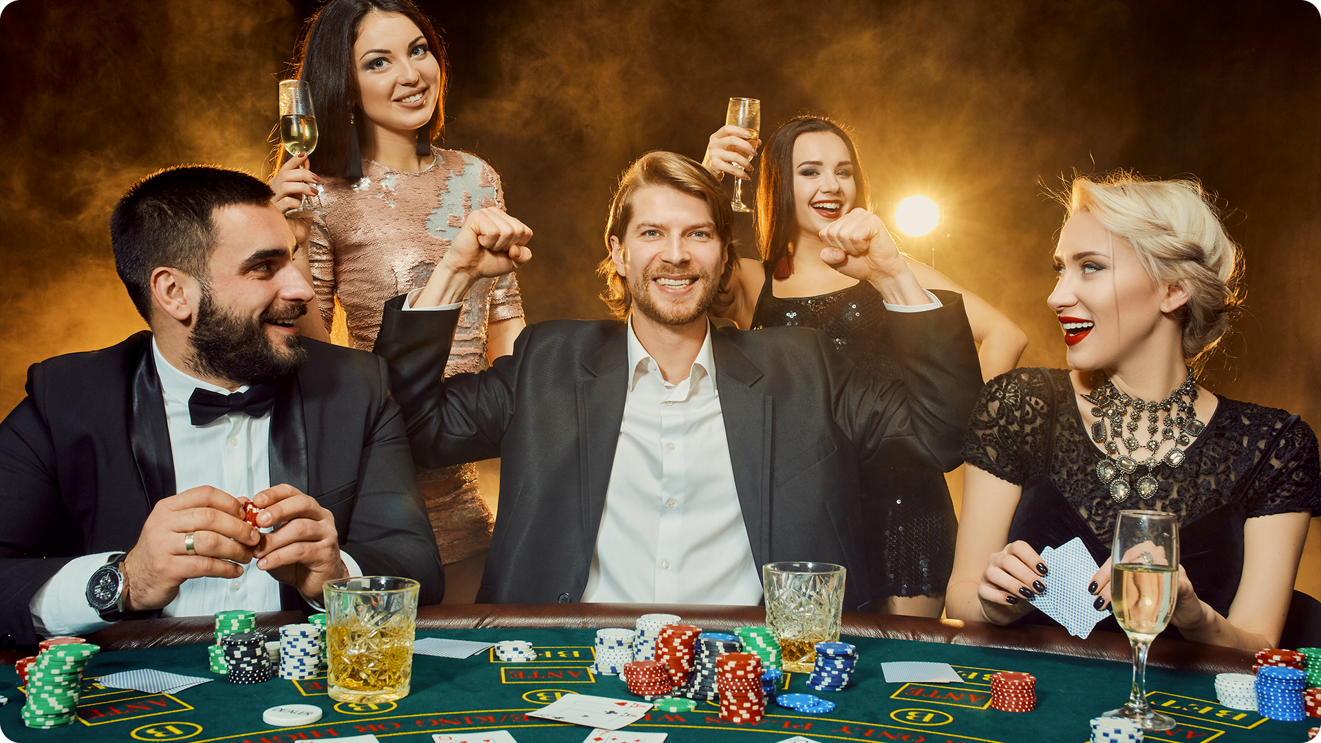 público em cassino jogando blackjack em volta de uma mesa/