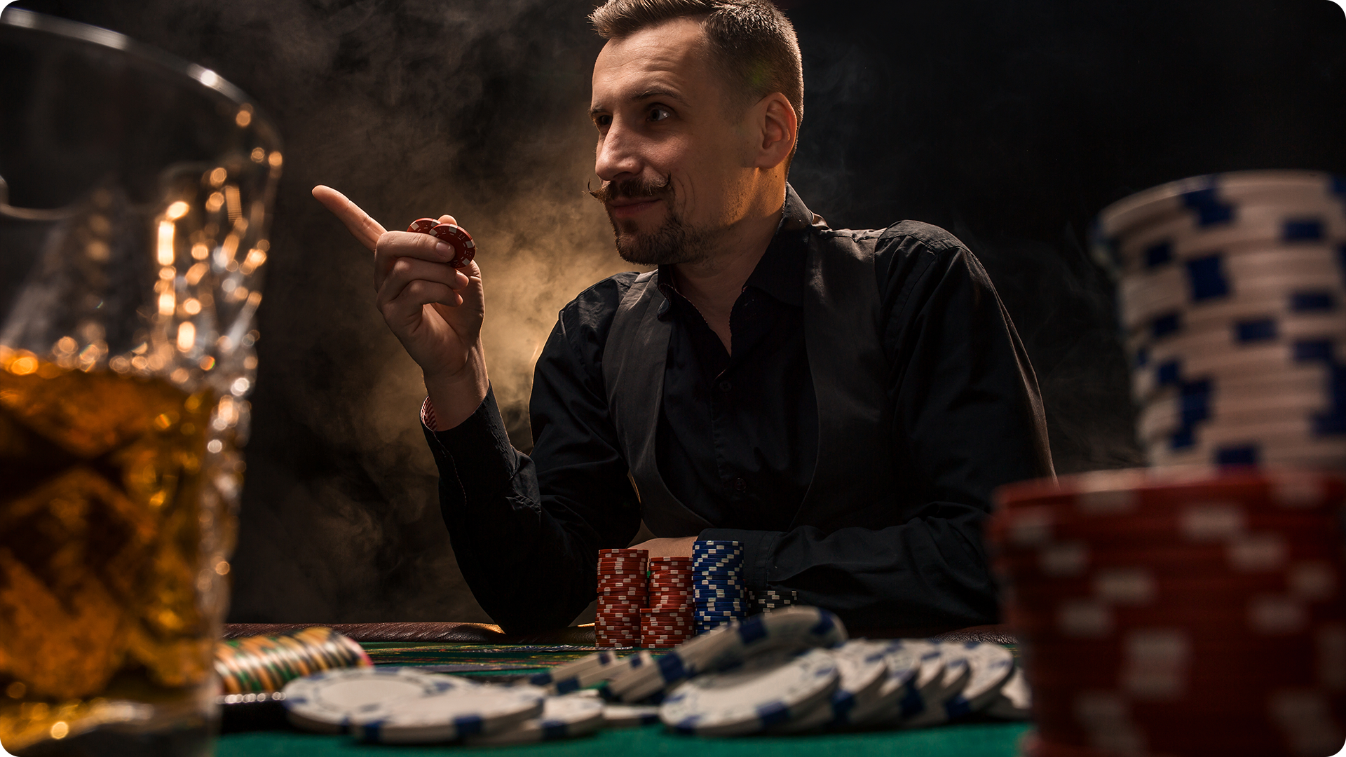 : pessoa pensativa durante uma partida de blackjack em um cassino
