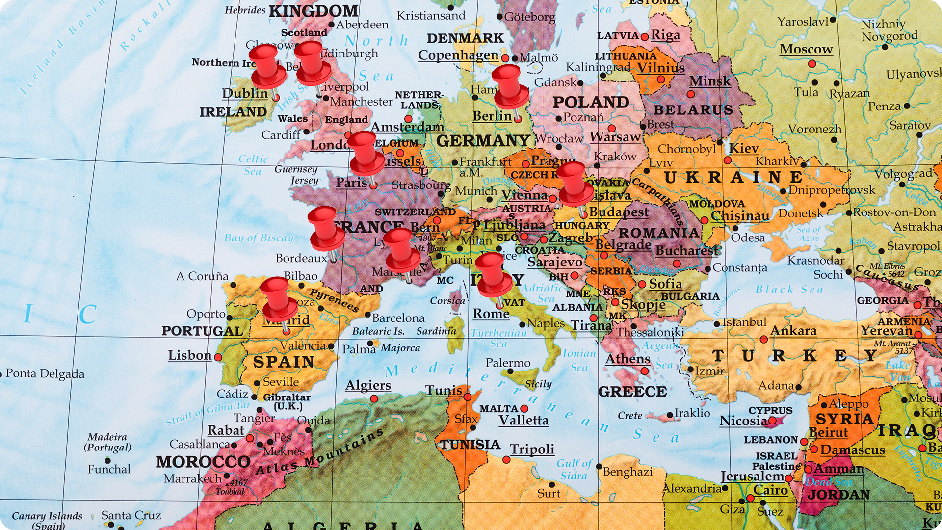 mapa mundi com diversos pins e marcações pelo continente europeu