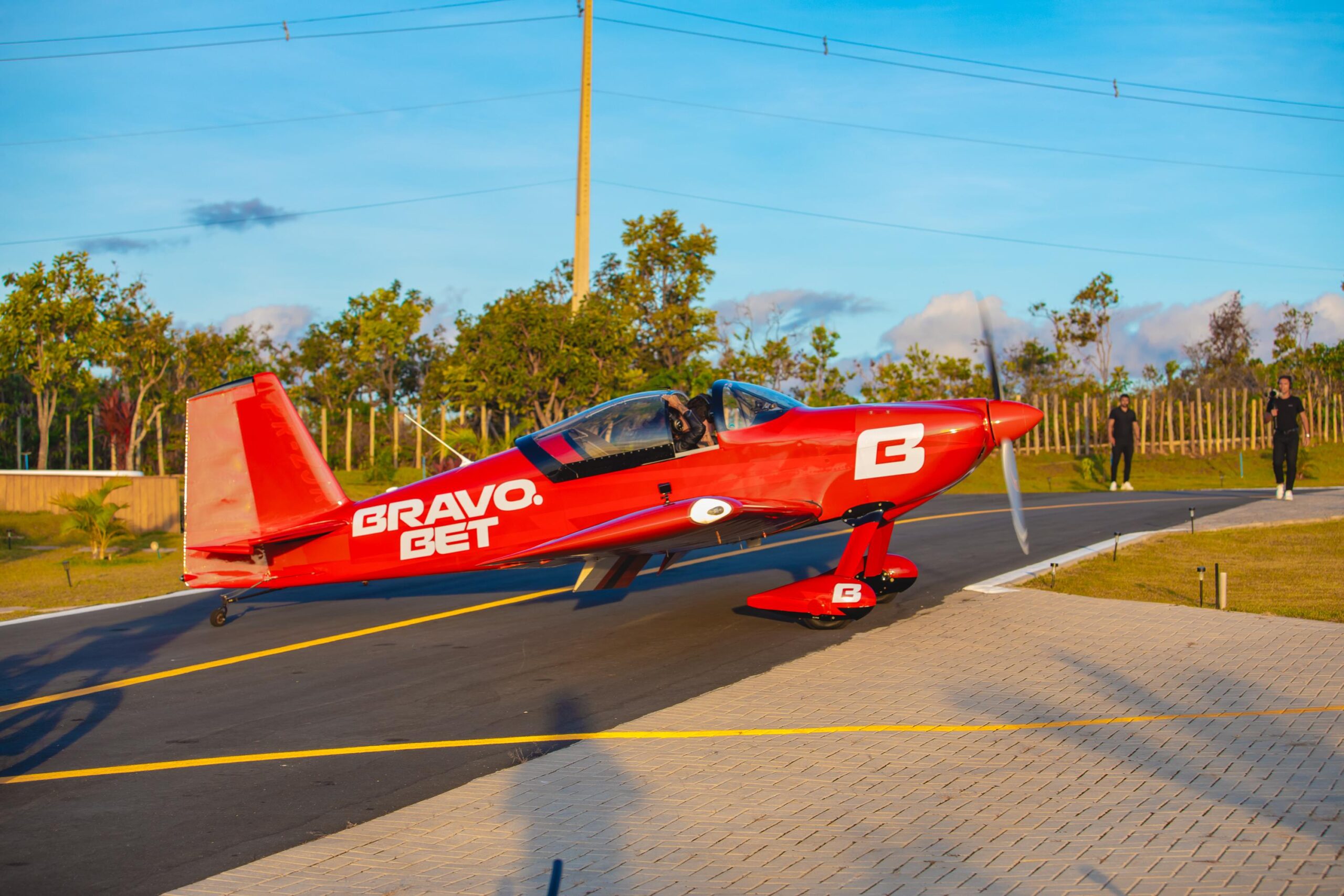 Aline Riscado faz voo acrobático real em Aviator da Bravo Bet para gravar comercial 1