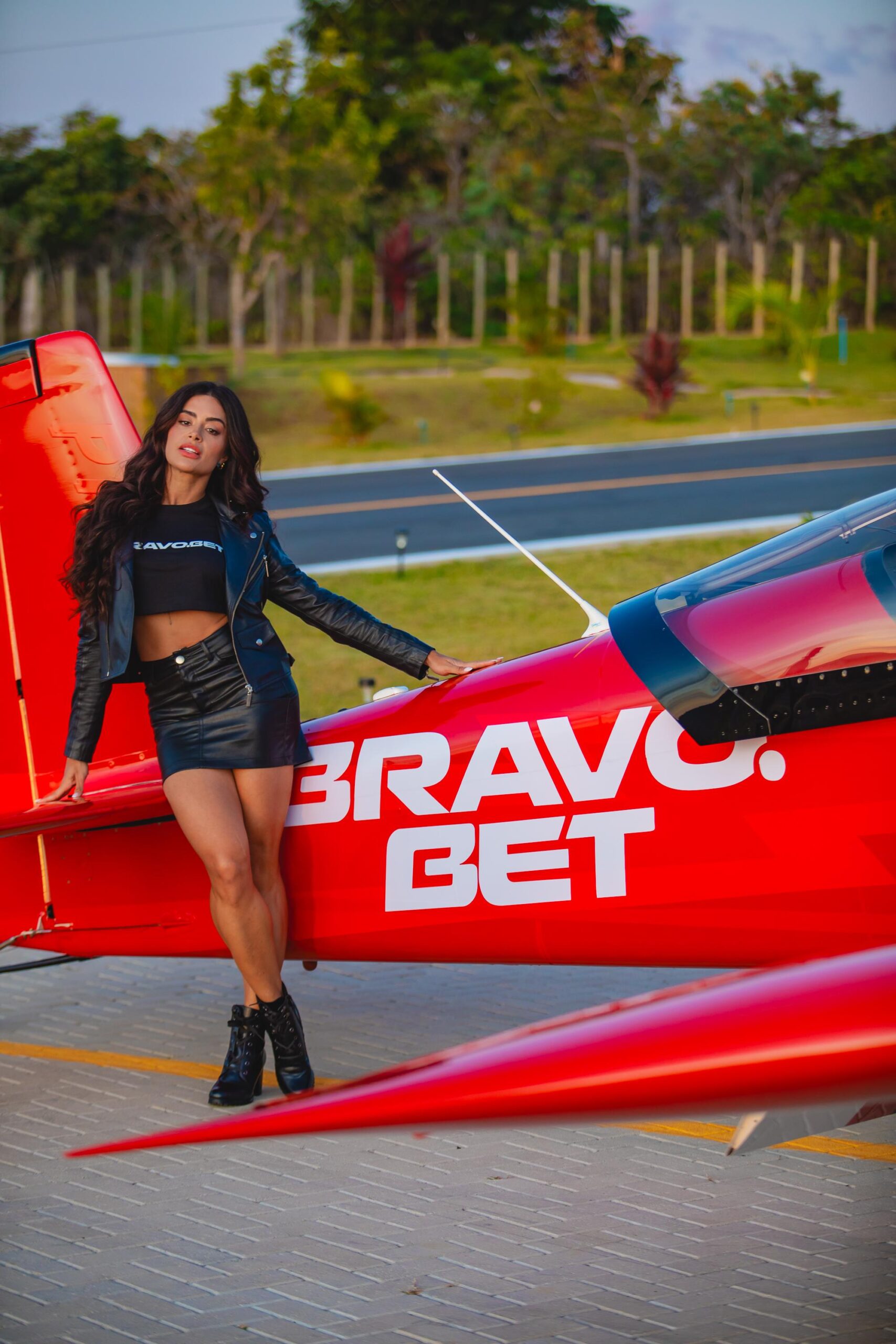 Aline Riscado faz voo acrobático real em Aviator da Bravo Bet para gravar comercial 2