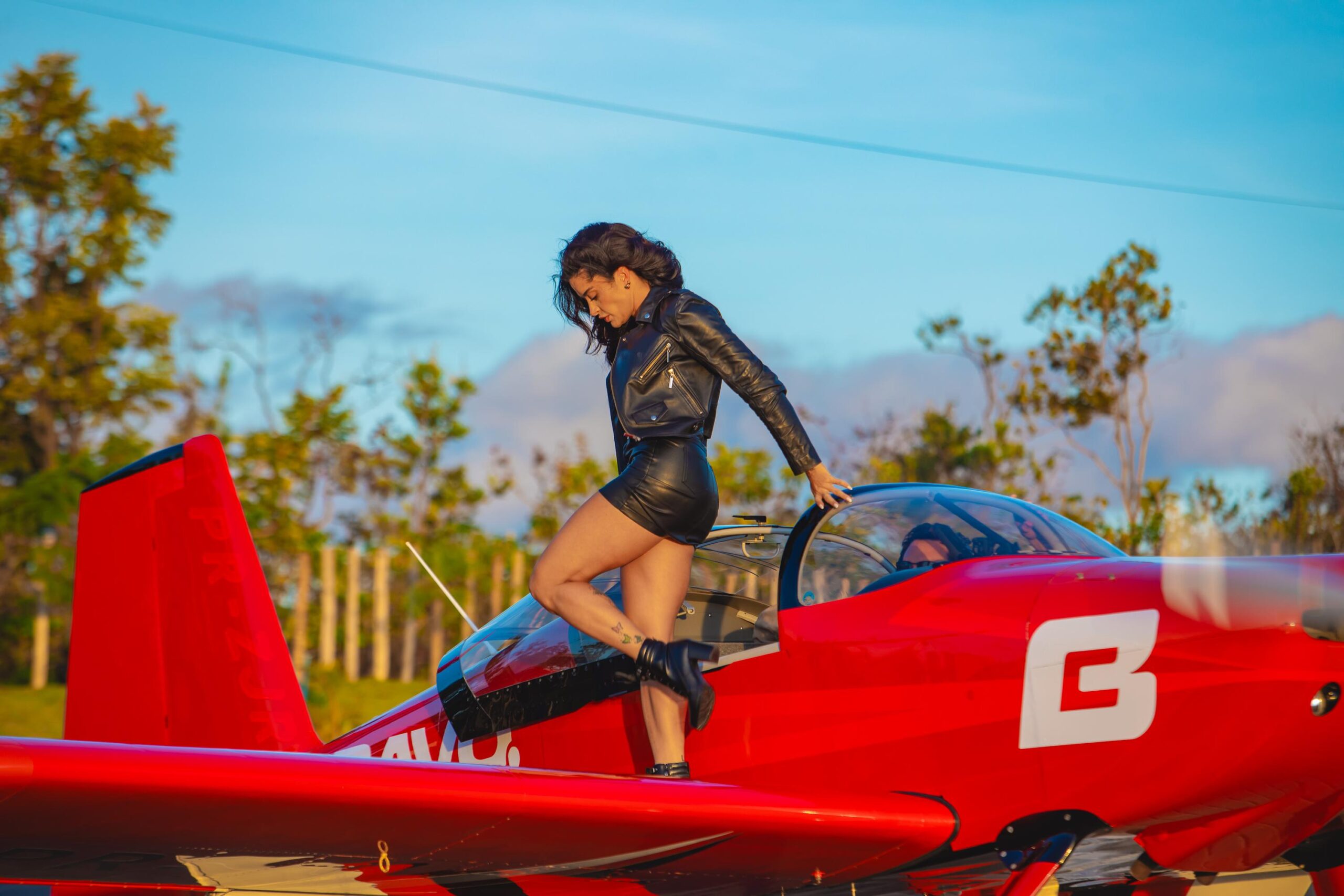 Aline Riscado faz voo acrobático real em Aviator da Bravo Bet para gravar comercial