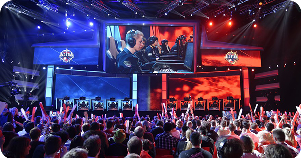 pessoa jogando fps no celular/ multidão assistindo campeonato de e-sports ao vivo