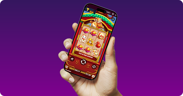uma pessoa jogando jogos de cassino online em um smartphone, representando a modernidade dos jogos