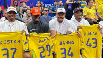 Giannis Antetokounmpo vibra pelo Brasil no jogo de vôlei no Maracanãzinho 1
