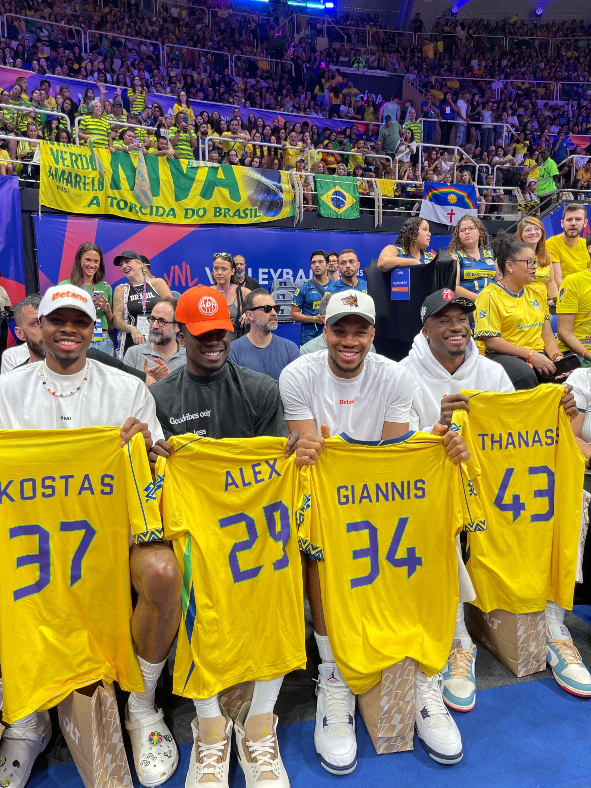 Giannis Antetokounmpo vibra pelo Brasil no jogo de vôlei no Maracanãzinho