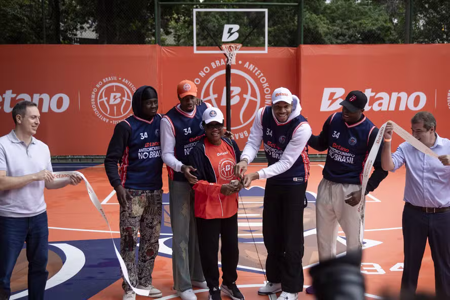 Sob gritos de MVP, Giannis Antetokounmpo, astro da NBA, inaugura quadra reformada no Rio