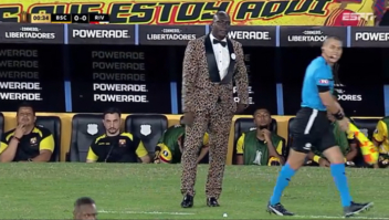 Técnico famoso por looks ousados é multado por usar broche de loteria em smoking de ‘oncinha’