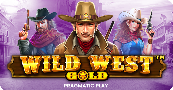 Banner promocional do jogo de slot Wild West Gold da Pragmatic Play. A imagem exibe três personagens com temática de Velho Oeste: um pistoleiro à esquerda, um cowboy com chapéu de xerife ao centro e uma pistoleira à direita, todos armados, em frente a uma paisagem de cidade do faroeste com céu roxo. O logo 'Wild West Gold' em letras douradas está em destaque na parte inferior