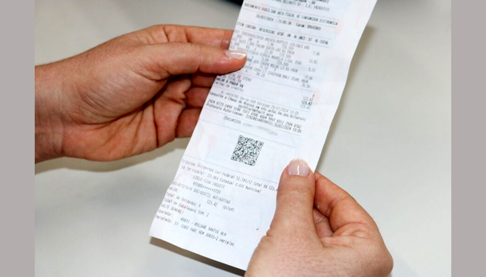 „Das ist wie ein Lottogewinn“, sagt eine Frau aus Bahia, nachdem sie bei der Sonderziehung Nota Premiada 1 Million R$ gewonnen hat.