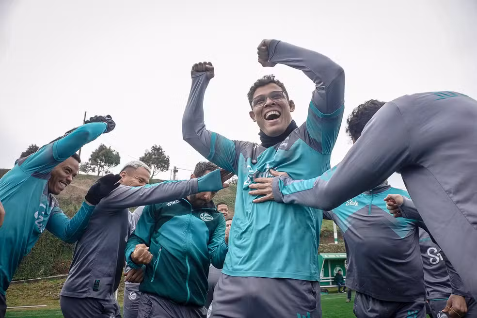 Stake Brasil conecta mundos: o craque do UFC Caio Borralho surpreende o Juventude antes de duelo decisivo 3