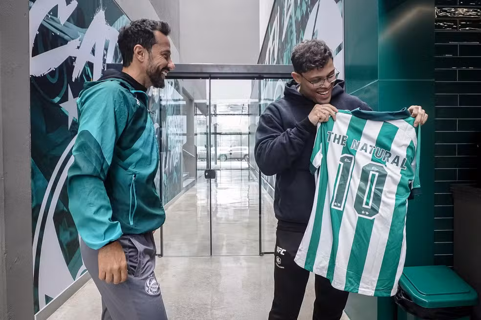 Stake Brasil conecta mundos: o craque do UFC Caio Borralho surpreende o Juventude antes de duelo decisivo