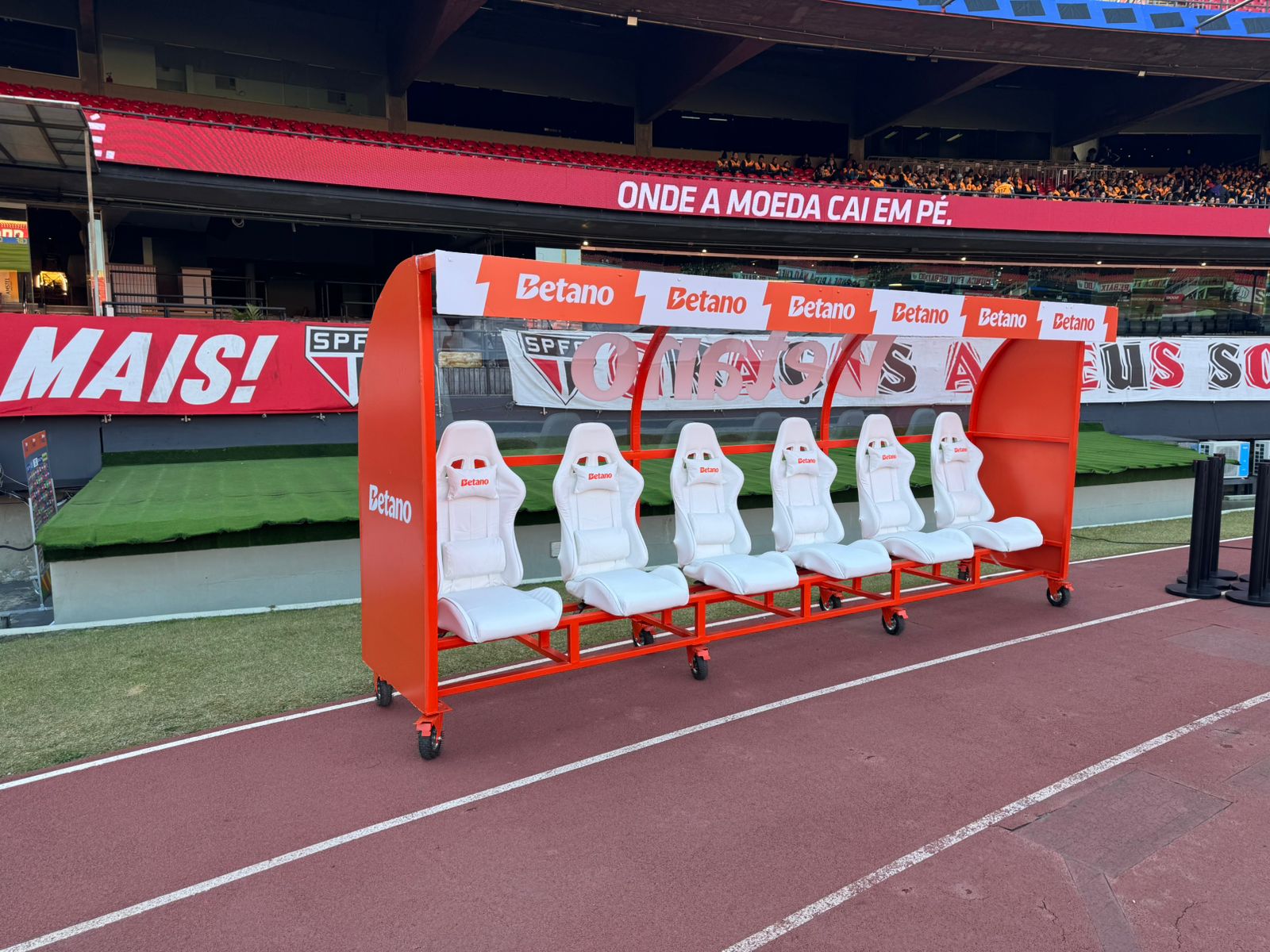 Betano leva torcedores do São Paulo para assistir jogo à beira do gramado 1