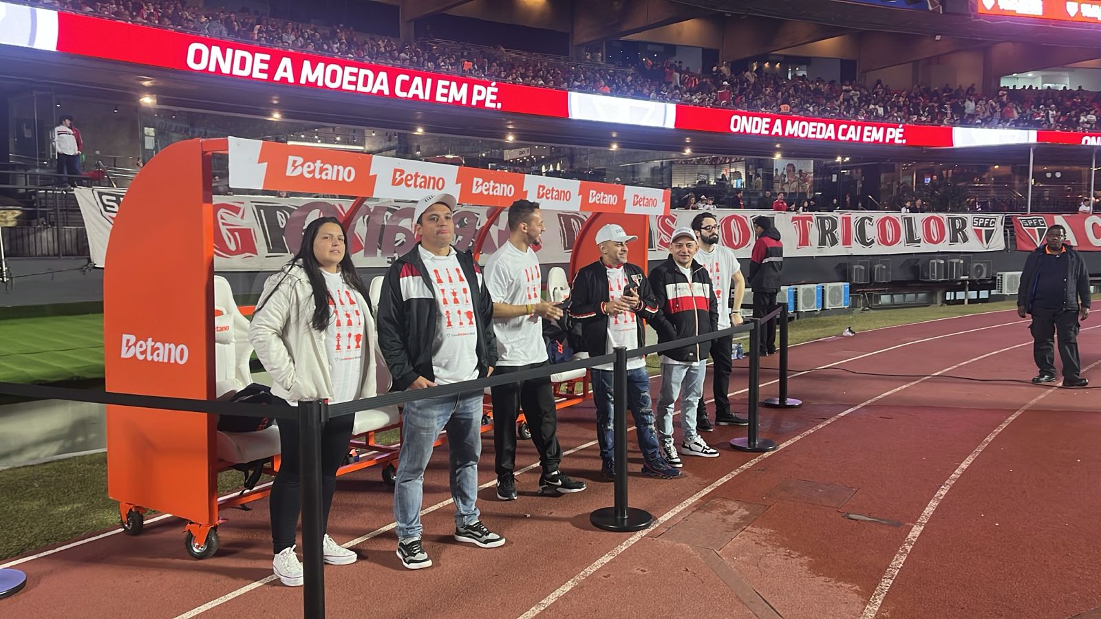 Betano leva torcedores do São Paulo para assistir jogo à beira do gramado