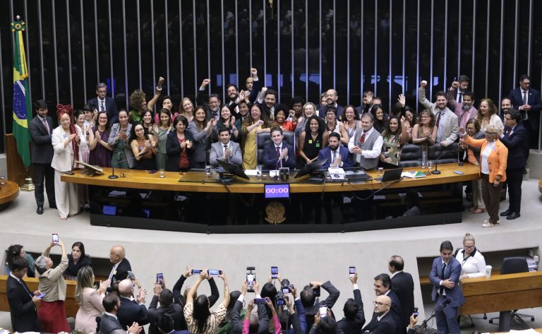 Câmara aprova projeto ‘ECA Digital’ para proteger crianças no ambiente digital