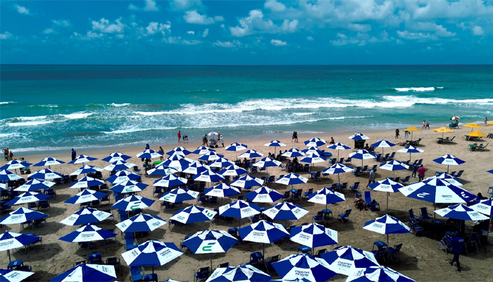 Barraqueiros recebem equipamentos novos para atuar na Praia de Boa Viagem