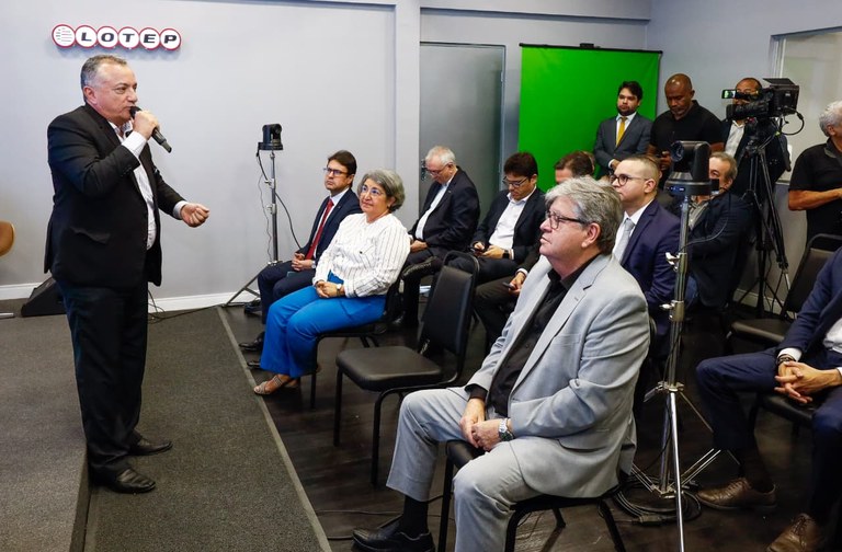 João Azevêdo prestigia inauguração de Espaço Lotep e destaca transparência e parcerias sociais da autarquia