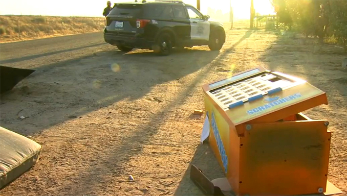 Máquina de venda automática da Loteria da Califórnia roubada e jogada na beira da estrada