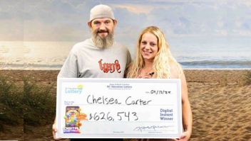 Mulher ganha prêmio de US $ 626 mil na loteria dias antes do 40º aniversário, mas o marido não acreditou que ela ganhou o prêmio principal