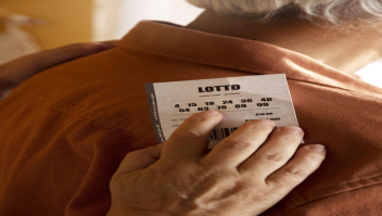 Dono de loja devolve bilhete premiado 6 R$ milhões para cliente que jogou fora sem olhar