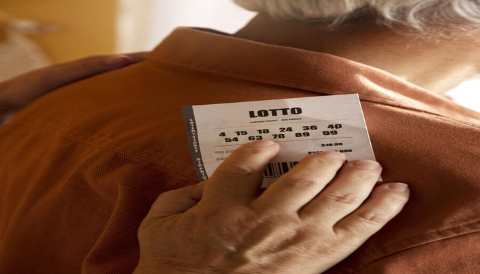 Dono de loja devolve bilhete premiado 6 R$ milhões para cliente que jogou fora sem olhar