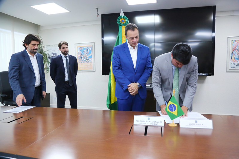 Ministro André Fufuca assina acordo com ANJL para promover a integridade esportiva e o jogo responsável