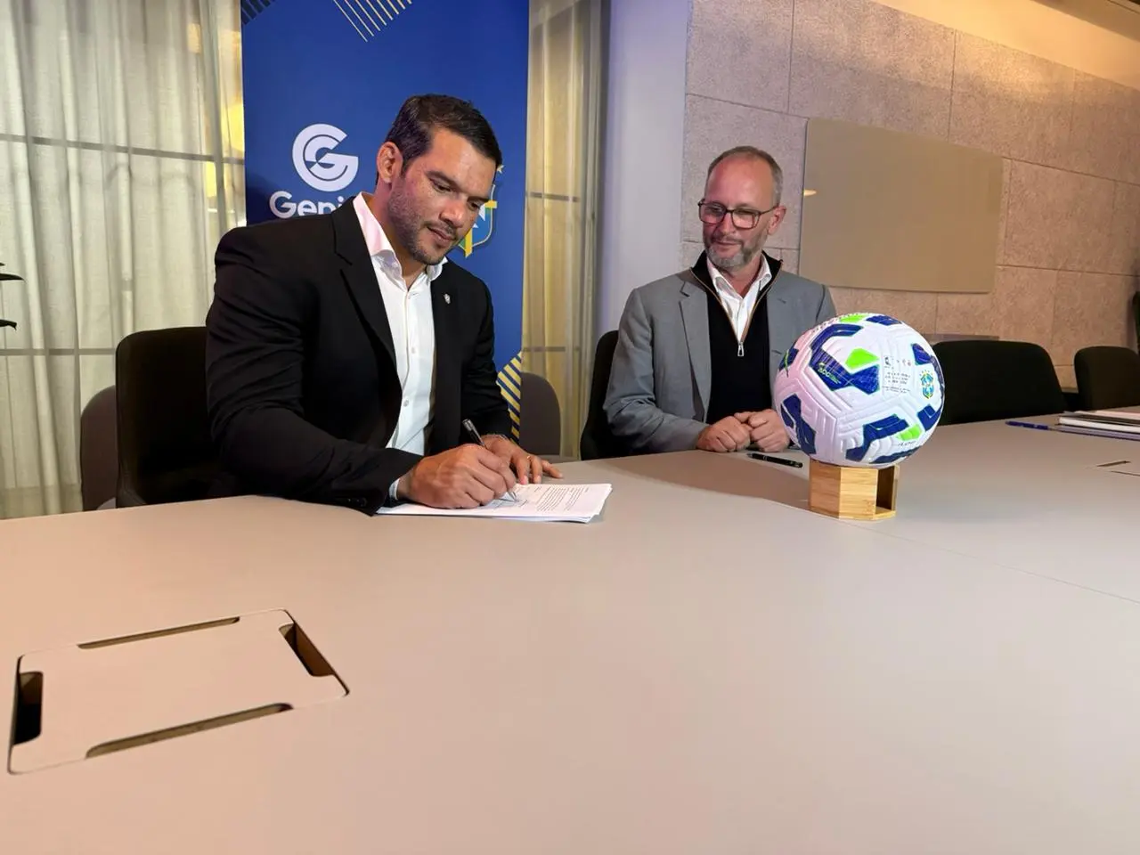 CBF firma contrato com a Genius Sports para implantar impedimento semiautomático no futebol brasileiro a partir de 2026