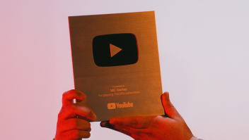 MC Games é a primeira bet a receber a placa de 100 mil inscritos no Youtube