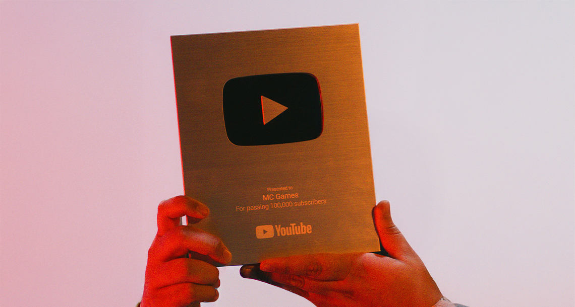 MC Games é a primeira bet a receber a placa de 100 mil inscritos no Youtube