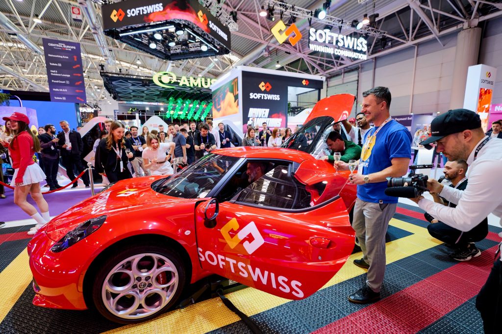 SOFTSWISS entrega Alfa Romeo 4C montado ao vivo na SiGMA Central Europe 2025 1