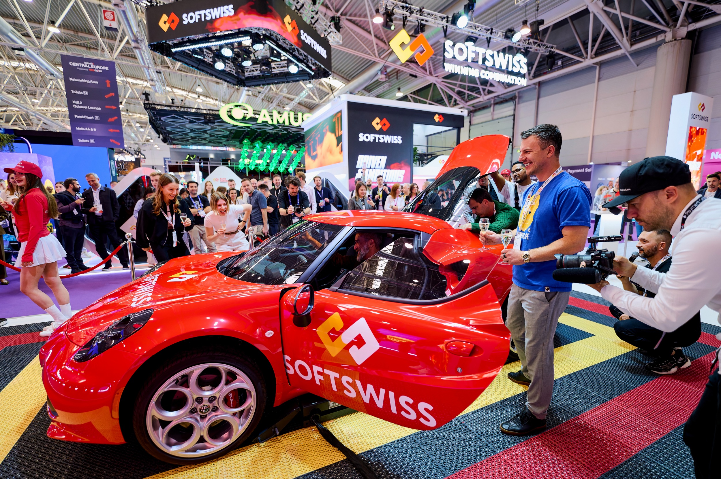 SOFTSWISS entrega Alfa Romeo 4C montado ao vivo na SiGMA Central Europe 2025 1