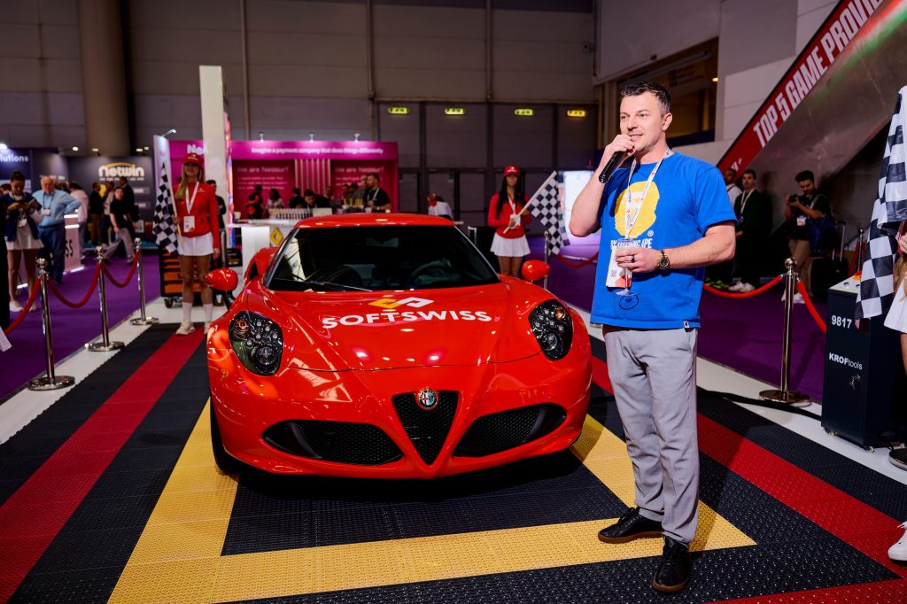 SOFTSWISS entrega Alfa Romeo 4C montado ao vivo na SiGMA Central Europe 2025 3