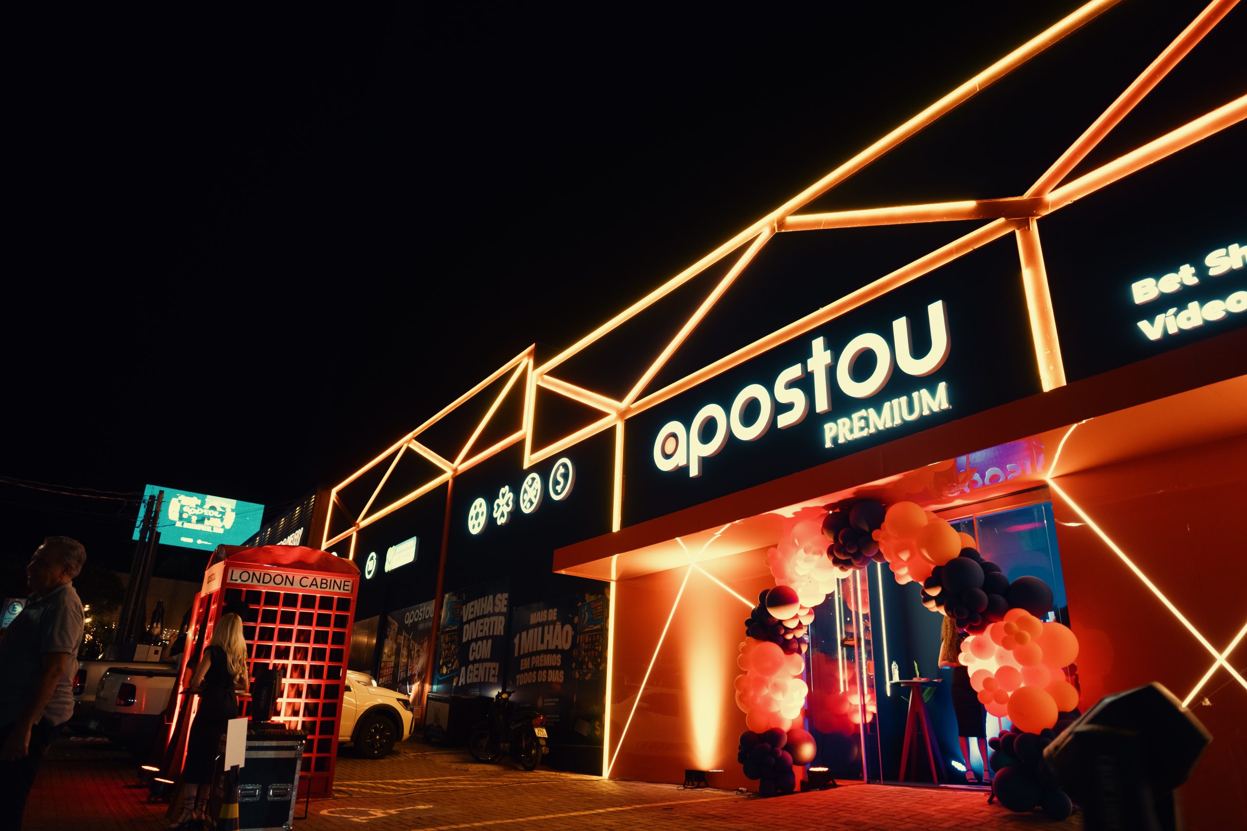 Apostou inaugura nova sala em Londrina com campanha temática e convida a 'Jogar Como um Rei'