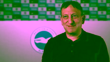 Dono do Brighton, da Premier League, é acusado de liderar esquema de apostas que lucrou mais de 4 bilhões de reais