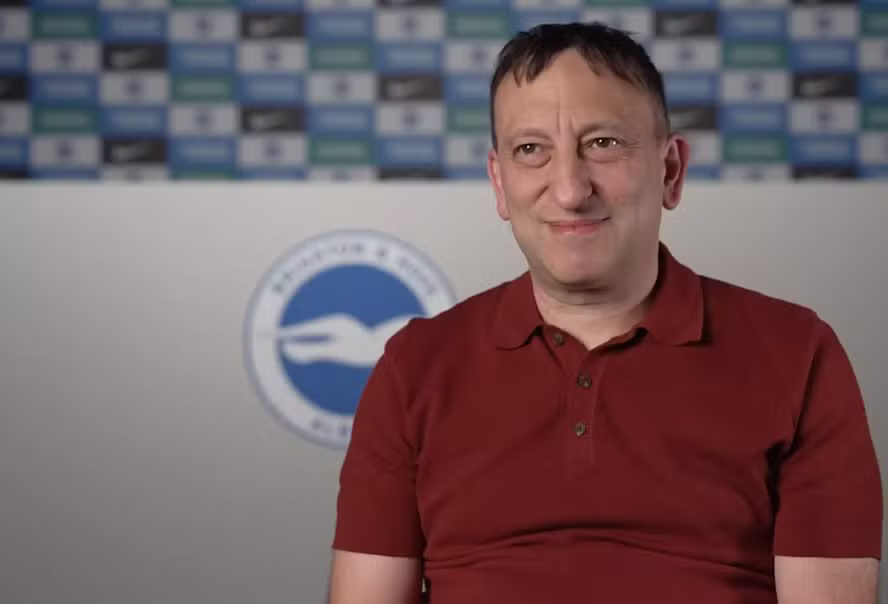 Dono do Brighton, da Premier League, é acusado de liderar esquema de apostas que lucrou mais de 4 bilhões de reais