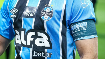 Grêmio rescinde com Alfa após três meses sem pagamentos e anuncia Energia Bet como nova patrocinadora master
