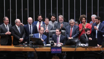 Hugo Motta comemora aprovação de projeto que reduz benefícios fiscais