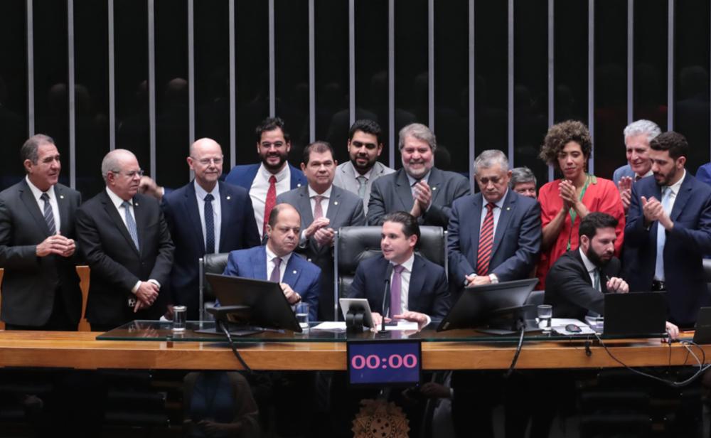 Hugo Motta comemora aprovação de projeto que reduz benefícios fiscais