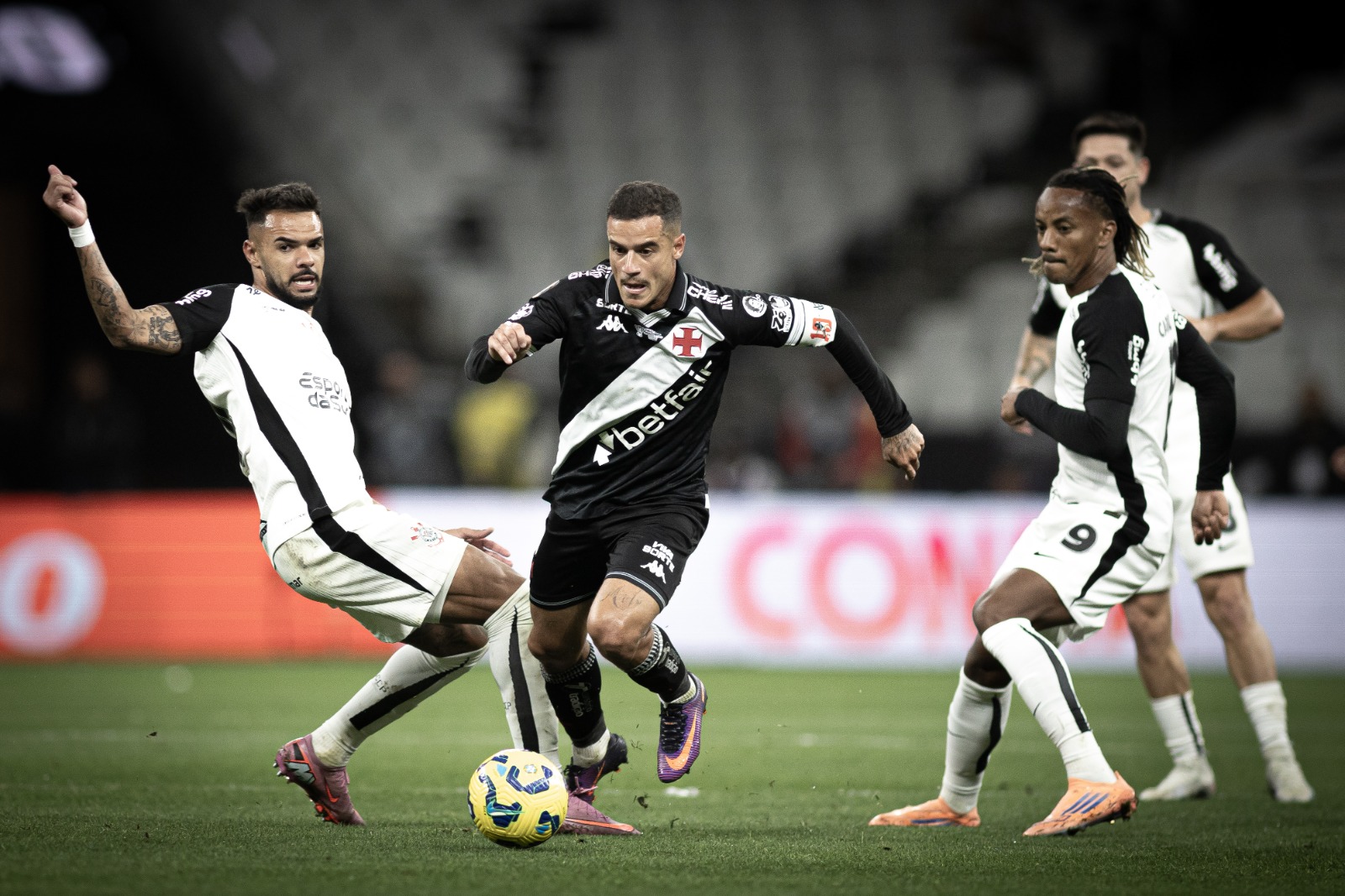 Vasco e Corinthians se enfrentam no Maracanã em busca do título da Copa do Brasil