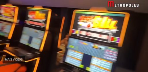 Resort ligado a Toffoli tem cassino com máquina de apostas e blackjack. Veja vídeo