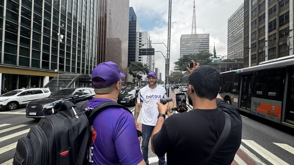 Betsul cria ‘cassino humano’ com pedestres da Avenida Paulista para conscientizar sobre Jogo Responsável