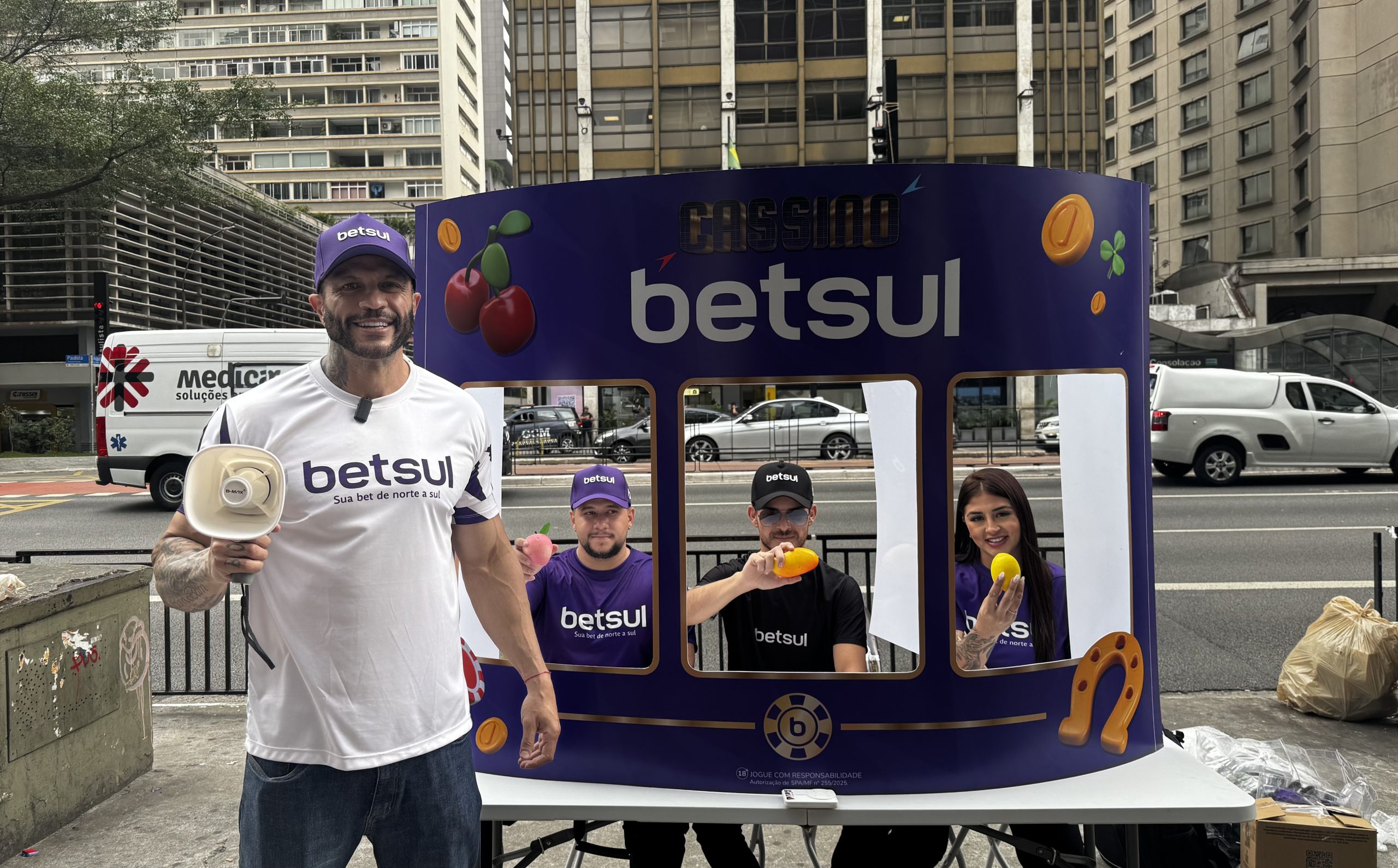 Betsul cria ‘cassino humano’ com pedestres da Avenida Paulista para conscientizar sobre Jogo Responsável 3