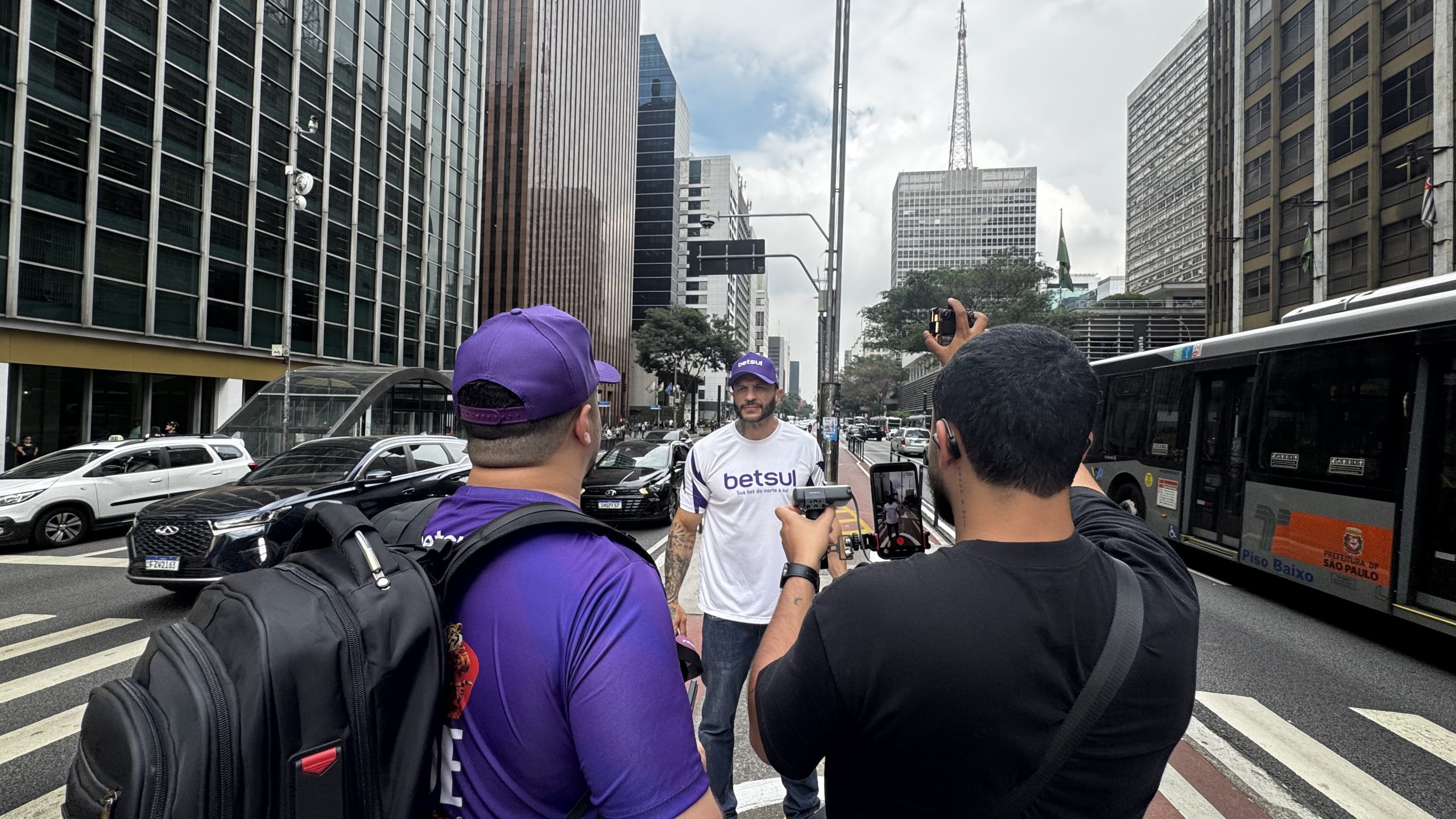 Betsul cria ‘cassino humano’ com pedestres da Avenida Paulista para conscientizar sobre Jogo Responsável