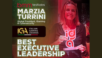 Marzia Turrini, da BMM Testlabs, ganha o prêmio de "Melhor Liderança Executiva" no Italian Gaming Awards 2026