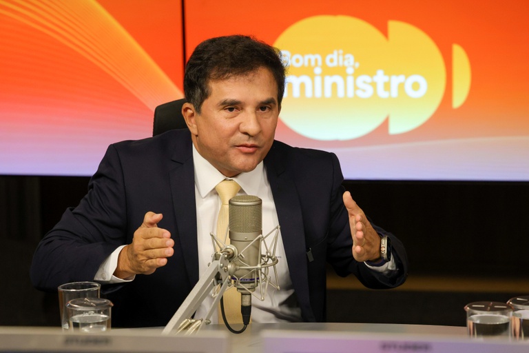 Brasileiro aposta para mudar de vida e acaba endividado, diz ministro dos Esportes