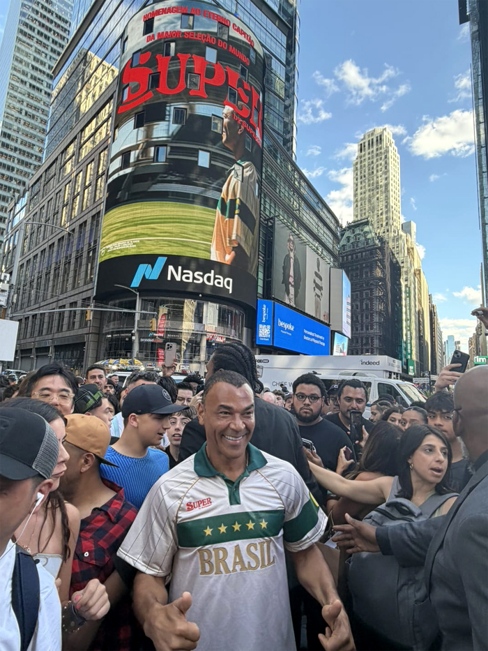 Capitão do Penta é homenageado na Times Square e causa alvoroço entre torcedores 1