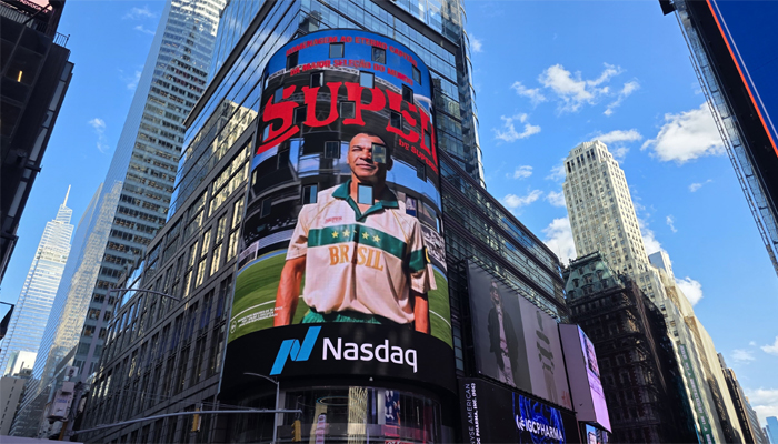Capitão do Penta é homenageado na Times Square e causa alvoroço entre torcedores
